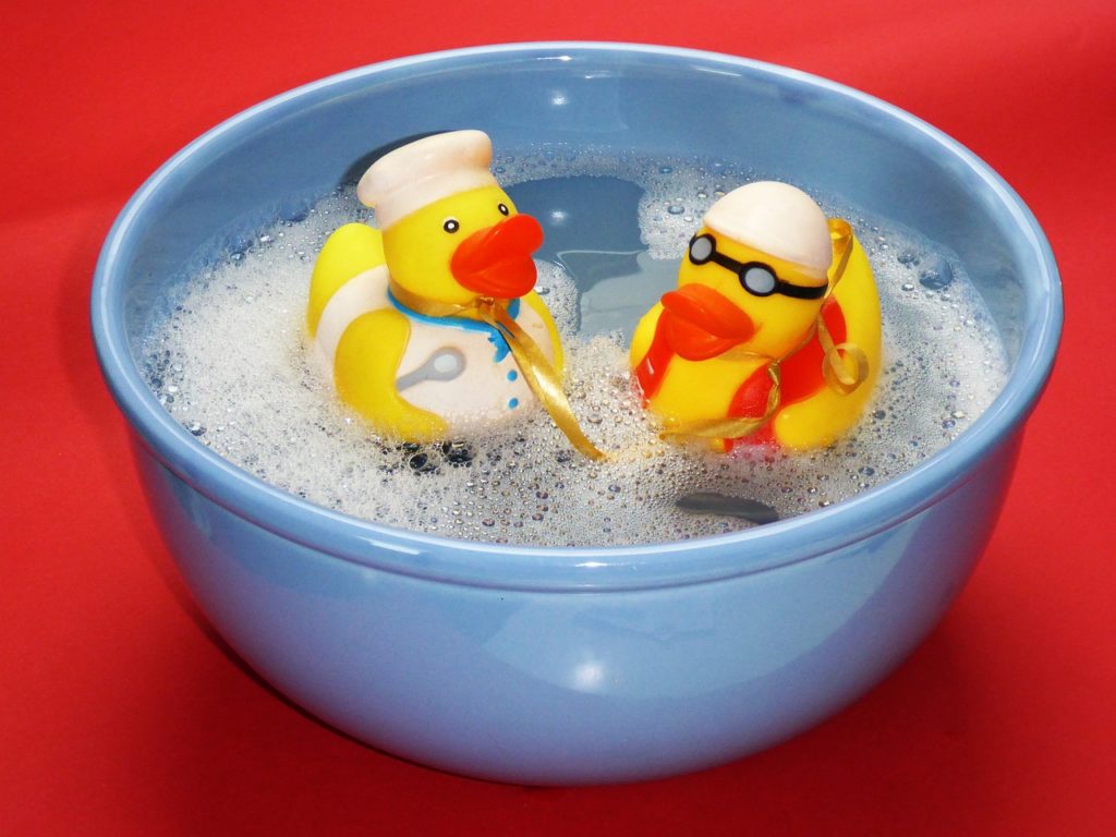 bath, splashing, ducks-1517726.jpg